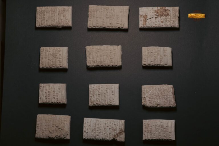 مديرية الآثار تسلّم 33 لوحًا مسماريًا من الألفية الثانية ق.م، إضافة فاعلة إلى تراث سورية