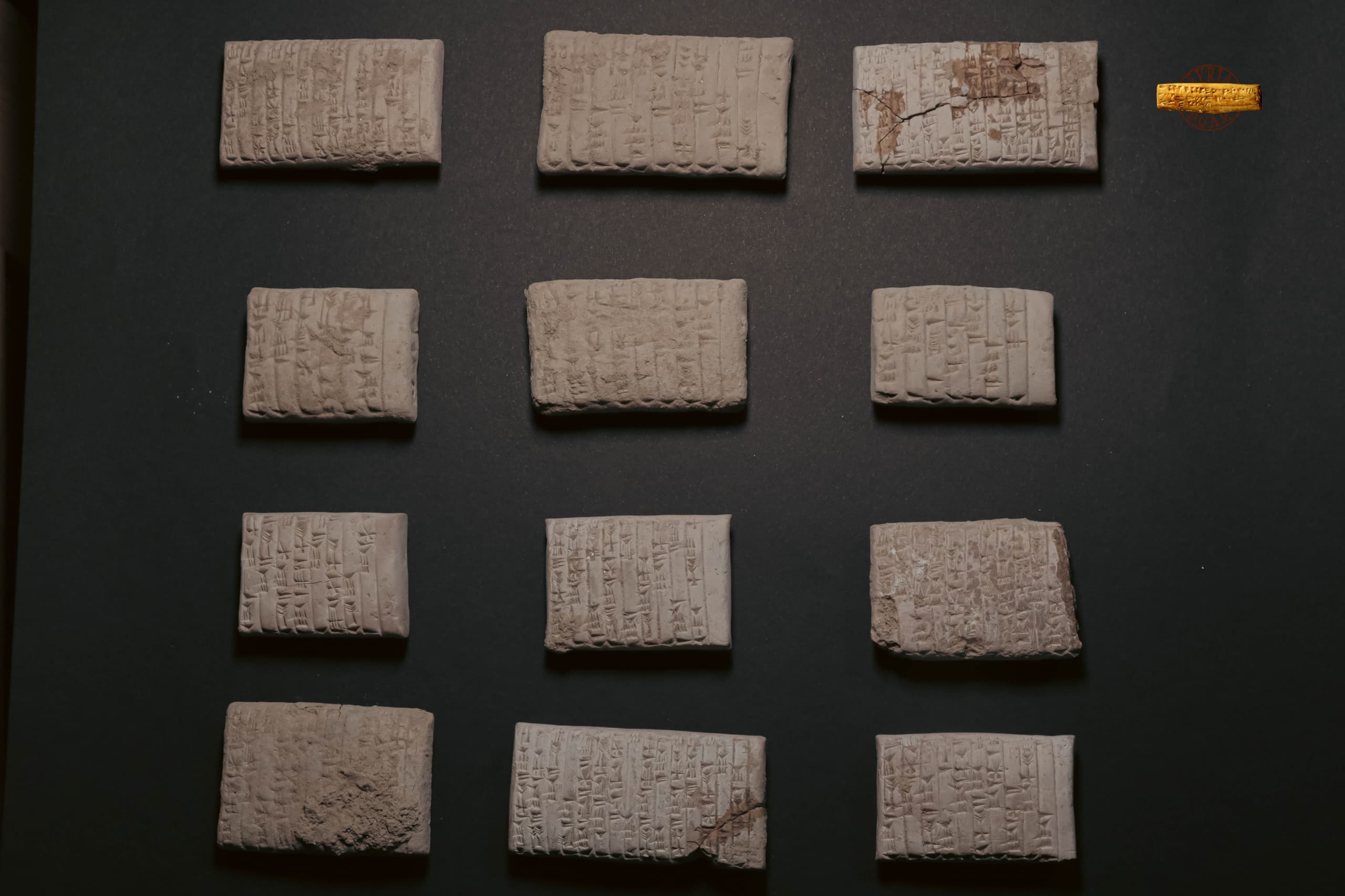 مديرية الآثار تسلّم 33 لوحًا مسماريًا من الألفية الثانية ق.م، إضافة فاعلة إلى تراث سورية